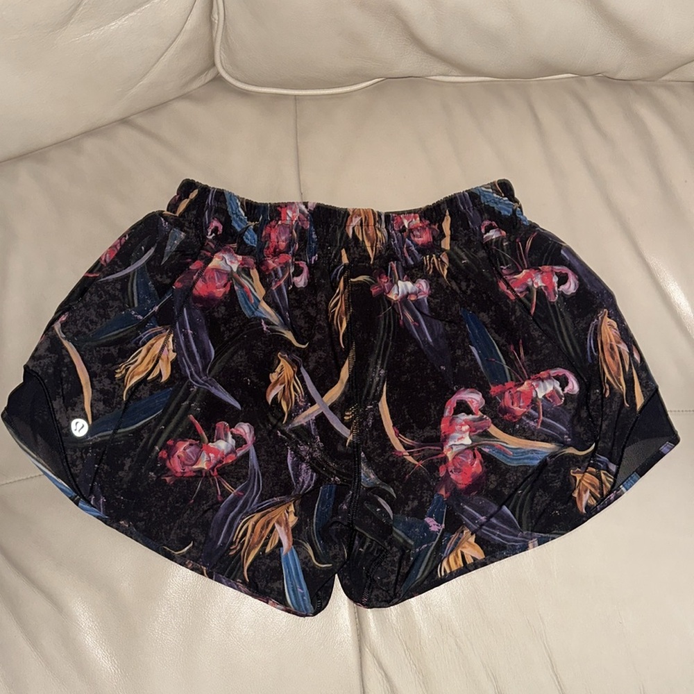 Lululemon Hotty HOT SHORTS 2.5" Floral Multi Black - Picture 6 of 8
